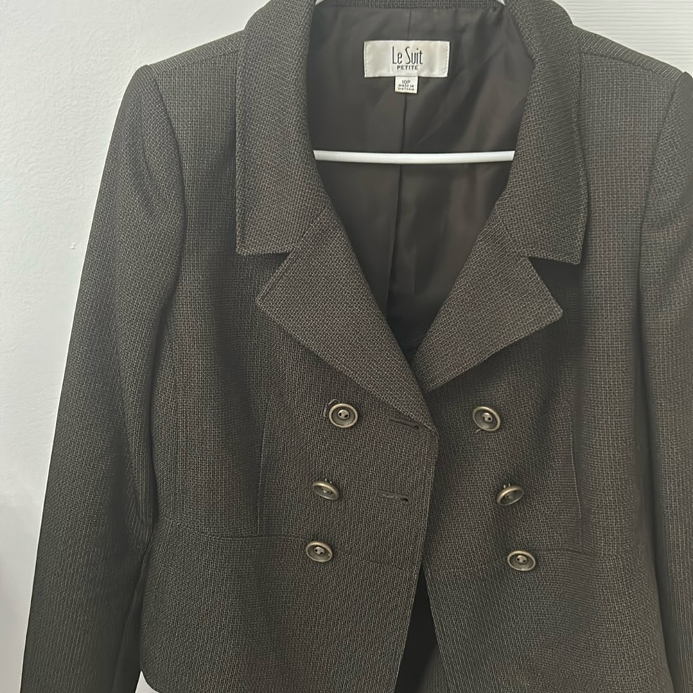 Le Suit professional skirt suit.